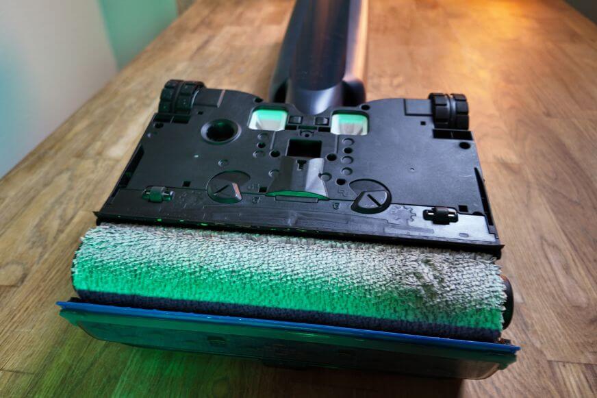 Haartest am Tineco S7 Max Pro - Haare bleiben nicht in der Walze hängen und landen direkt im Schmutzwassertank, die Walze wird nach dem test gezeigt und keine Haare sind dran verwickelt.